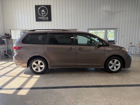Used 2018 Toyota Sienna LE FWD image 5