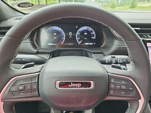 Used 2025 Jeep Grand Cherokee Limited w/ Black Appearance Package AWD/4WD image 21