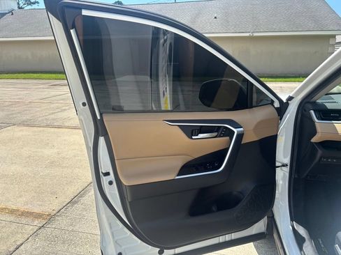 Used 2020 Toyota RAV4 XLE Premium FWD image 10