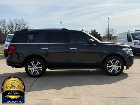 Used 2024 Ford Expedition Limited AWD/4WD image 4