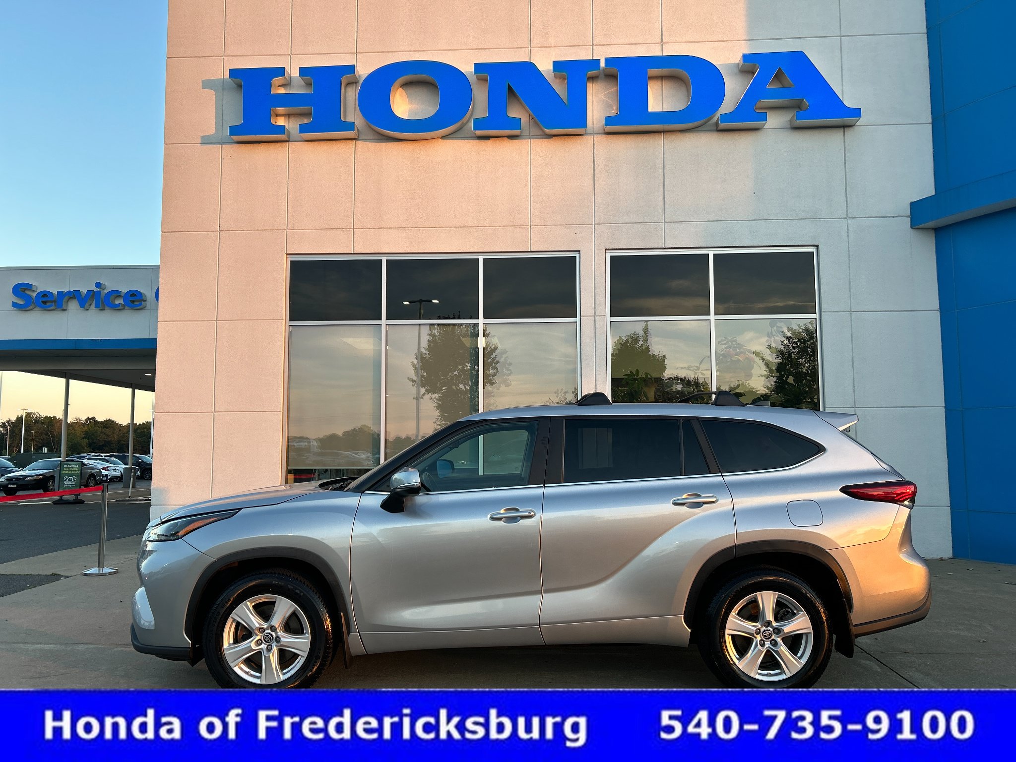 Used 2023 Toyota Highlander LE FWD image 1