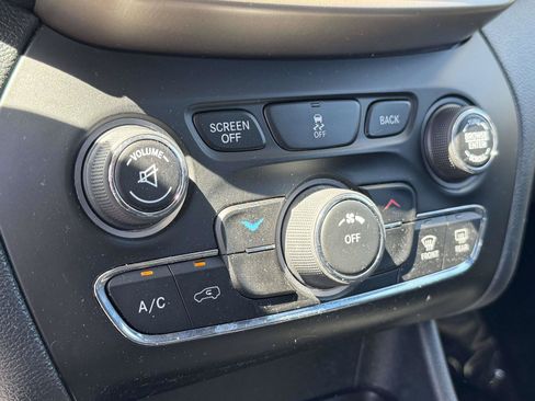 Used 2016 Jeep Cherokee Sport w/ Cold Weather Group AWD/4WD image 5