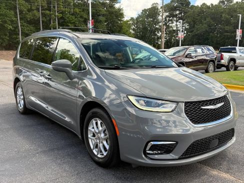 Used 2022 Chrysler Pacifica Touring-L FWD image 2