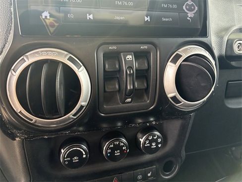 Used 2016 Jeep Wrangler Unlimited Rubicon image 32