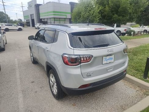 Used 2025 Jeep Compass Latitude AWD/4WD image 9