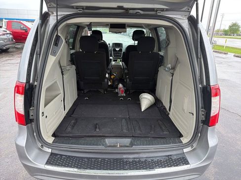Used 2014 Chrysler Town & Country Touring image 8