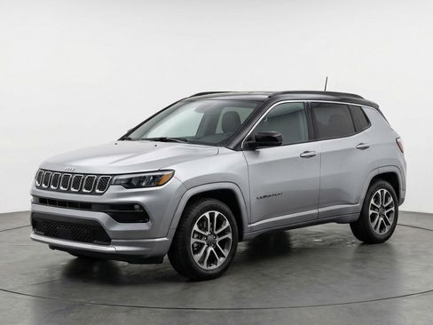 Used 2025 Jeep Compass Trailhawk AWD/4WD image 3