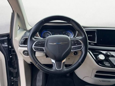 Used 2017 Chrysler Pacifica Touring-L w/ Tire & Wheel Group FWD image 12