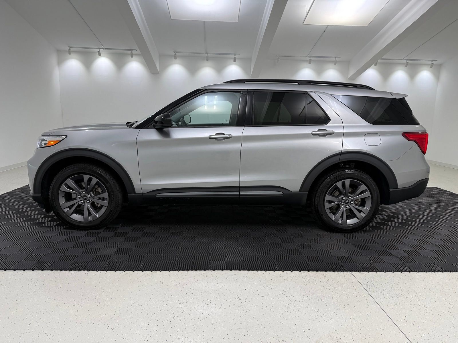 Used 2024 Ford Explorer XLT w/ Equipment Group 202A AWD/4WD image 4