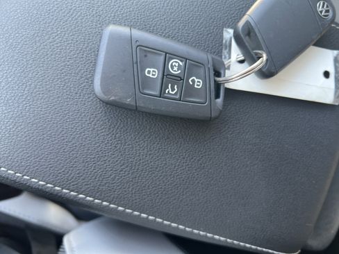 Certified 2025 Volkswagen Taos SE w/ Panoramic Sunroof Package image 33