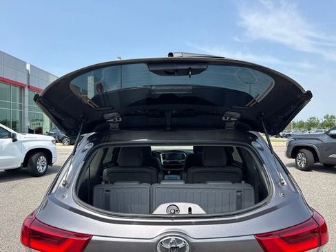 Used 2018 Toyota Highlander XLE AWD/4WD image 12