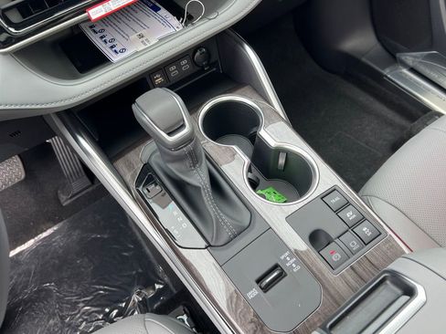New 2026 Toyota Highlander Platinum image 18
