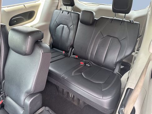 Used 2022 Chrysler Pacifica Touring-L w/ Uconnect Theater Family Group FWD image 23