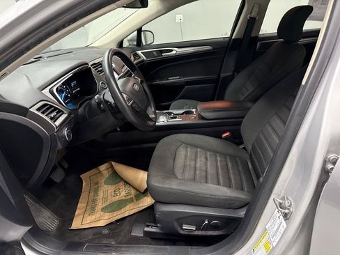 Used 2019 Ford Fusion SE FWD image 6