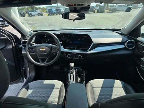Used 2025 Chevrolet Trax LT FWD image 22