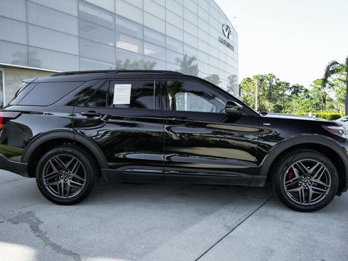 Used 2025 Ford Explorer ST-Line w/ ST-Line Street Pack image 10