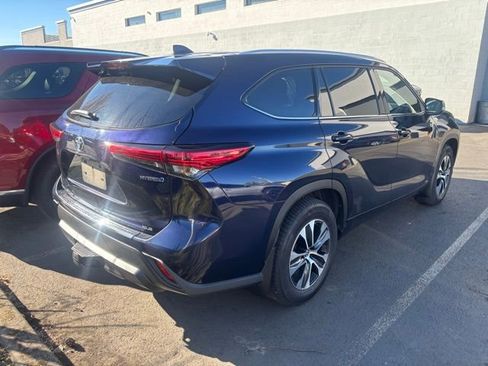 Used 2022 Toyota Highlander XLE image 2