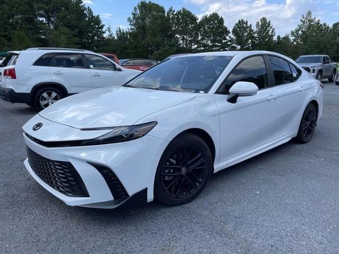 Used 2025 Toyota Camry SE image 4