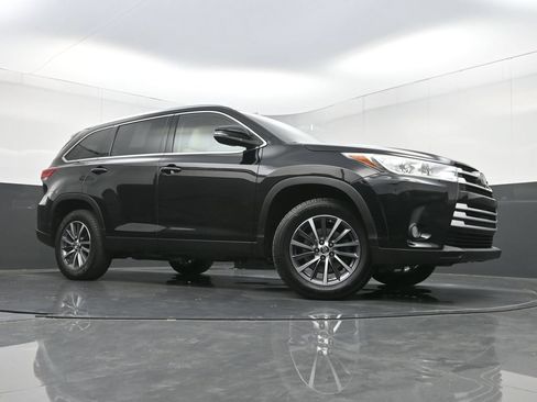 Used 2019 Toyota Highlander XLE FWD image 24