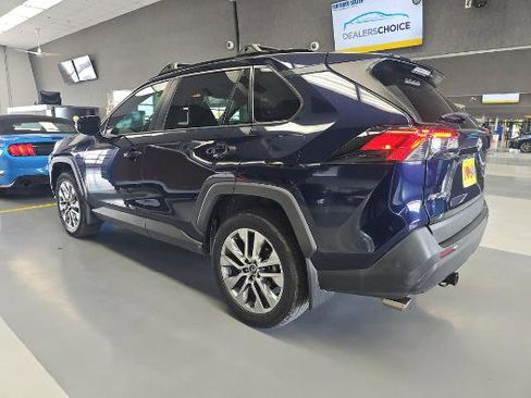 Used 2019 Toyota RAV4 XLE Premium FWD image 3