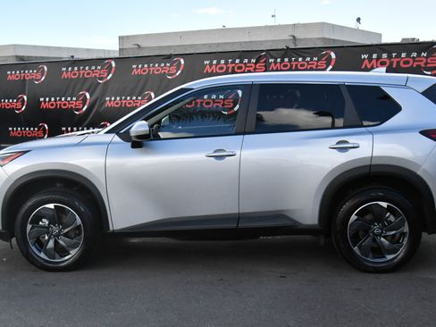 Used 2024 Nissan Rogue SV image 4