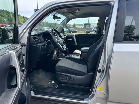 Used 2016 Toyota 4Runner SR5 AWD/4WD image 13