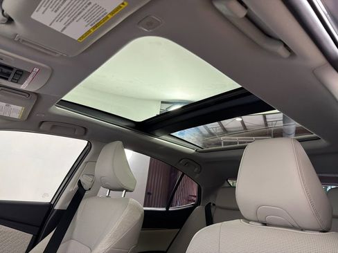 Used 2025 Toyota Camry XLE FWD image 2