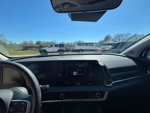 Used 2025 Kia Sportage LX image 31