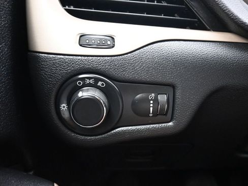 Used 2017 Jeep Cherokee Sport w/ Cold Weather Group AWD/4WD image 24
