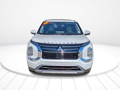New 2025 Mitsubishi Outlander SE image 9