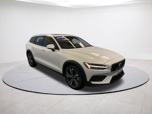 Certified 2025 Volvo V60 B5 Cross Country Plus image 1