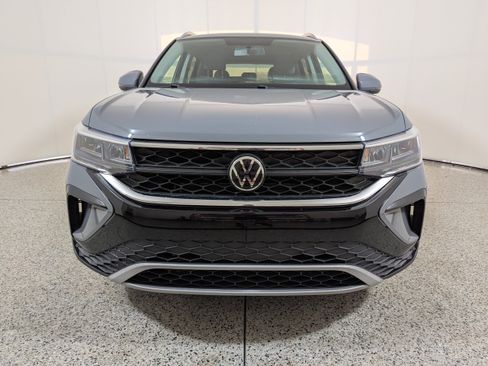 Used 2022 Volkswagen Taos SE FWD image 2