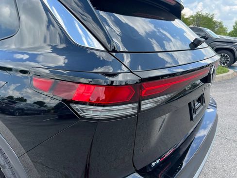 New 2026 Volkswagen Tiguan SE FWD image 12