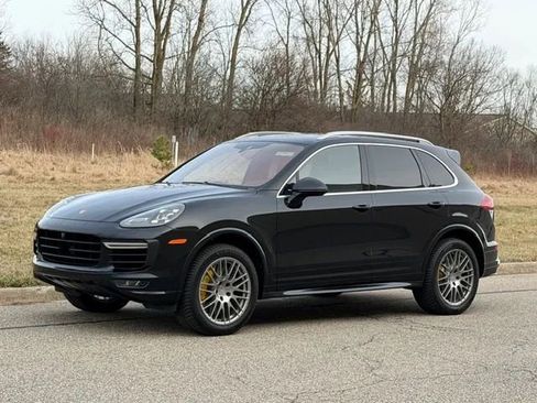 Used 2016 Porsche Cayenne Turbo image 3