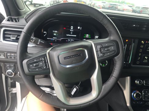 Used 2022 GMC Yukon Denali w/ Advanced Technology Package AWD/4WD image 8