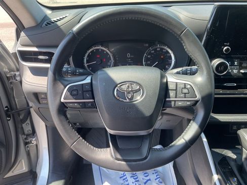 Used 2024 Toyota Highlander LE AWD/4WD image 50