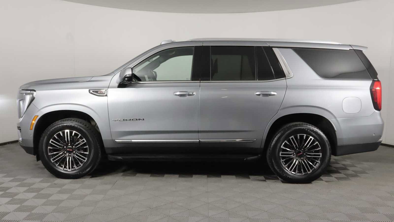 Used 2025 GMC Yukon Elevation w/ Elevation Premium Package AWD/4WD image 8