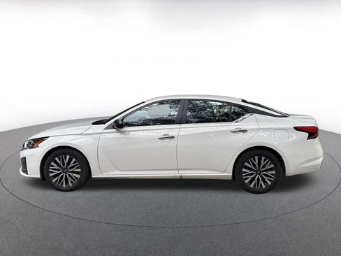 Used 2025 Nissan Altima 2.5 SV FWD image 7