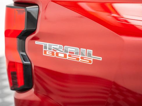 Used 2024 Chevrolet Colorado Trail Boss w/ Technology Package AWD/4WD image 20