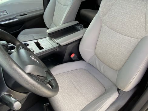 Certified 2025 Toyota Sienna LE FWD image 28