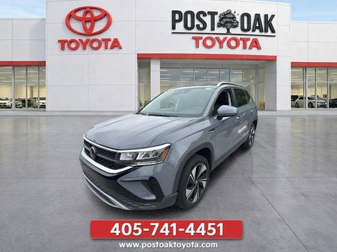 Used 2024 Volkswagen Taos SE w/ Panoramic Sunroof Package AWD/4WD image 2