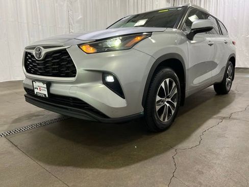 Used 2022 Toyota Highlander XLE AWD/4WD image 28