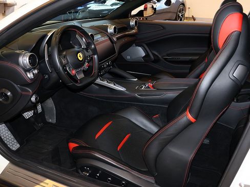 Certified 2018 Ferrari GTC4Lusso V12 image 4
