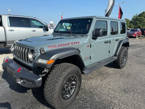 Used 2025 Jeep Wrangler Unlimited Rubicon w/ XTREMEE 35" Tire Package AWD/4WD image 4