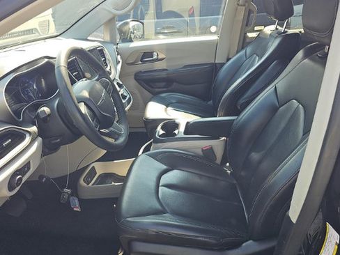 Used 2023 Chrysler Pacifica Touring-L FWD image 4