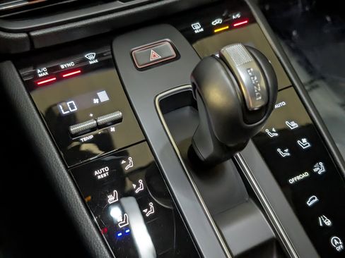 Certified 2026 Porsche Macan AWD/4WD image 41
