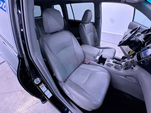 Used 2013 Toyota Highlander SE image 33