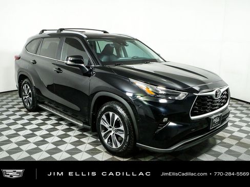 Used 2024 Toyota Highlander XLE FWD image 1
