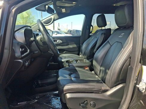 Used 2020 Chrysler Pacifica Touring-L w/ S Appearance Package FWD image 16