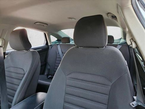 Used 2017 Ford Fusion SE w/ Fusion SE Technology Package image 18